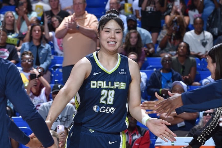 三分2中2！李月汝交易后首戰(zhàn)老東家拿到8分10板 助飛翼輕取風(fēng)暴