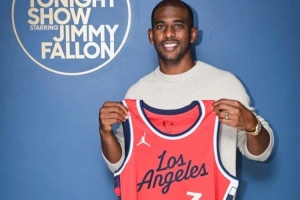 再度登船?保羅帶著3號快船球衣亮相《吉米今夜秀》