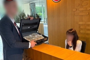 郵報：水晶宮球迷送假幣到歐足聯(lián)總部，抗議他們?nèi)∠蜿牃W聯(lián)資格