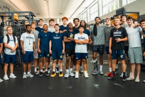 努力塔圖姆參加肯巴-沃克的婚禮 當(dāng)天還借用學(xué)校的健身房訓(xùn)練