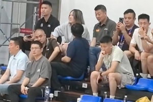 張?jiān)扑?、霍楠等多位球?duì)管理層人員觀戰(zhàn)CBA選秀訓(xùn)練營匯報(bào)賽