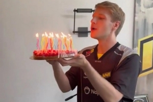 Jankos轉(zhuǎn)發(fā)NAVI為其慶生：我這年紀(jì)，蛋糕都不夠空間插蠟燭