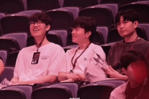 Oner、Keria和教練Tom，三人來(lái)到T1主場(chǎng)觀看無(wú)畏契約T1比賽