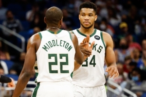 雄鹿球迷發(fā)文稱想念米德爾頓 字母哥回復(fù)：我也想他