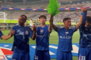 記者曬上海申花賽后謝場視頻：領(lǐng)先6分！繼續(xù)加油！不要放松！