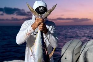 西蒙斯社媒曬照 釣到一條1米多的大魚&將小魚放歸大海