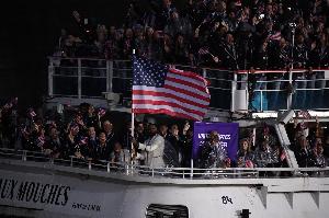 一年前的今天 詹姆斯在奧運(yùn)會(huì)開幕式上擔(dān)任美國(guó)歷史首位男籃旗手