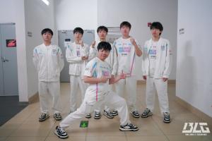 BLG官博賽后更新全員模仿超級戰(zhàn)隊合影：二連勝，好的開始！