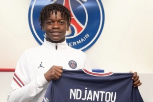 官方：巴黎圣日耳曼與其青訓(xùn)小將姆比查簽下首份職業(yè)合同