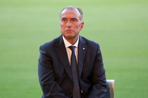 記者：巴薩副主席尤斯特今天將從日本回國，接近加盟利雅得勝利