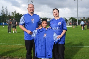 東體：藍(lán)血人變身白衣天使，醫(yī)生幫病人恢復(fù)心跳后受邀觀申花訓(xùn)練