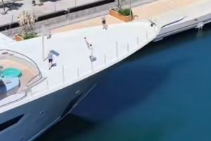 周游世界！魔術(shù)師豪華游艇?？堪腿_那 在游艇上打籃球