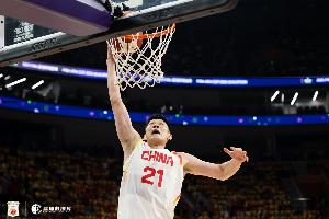 定海神針！胡金秋8中7超高效砍15分3板 獻(xiàn)一條龍暴扣