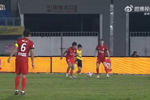 漏判河南隊點球！足協(xié)評議：徐彬禁區(qū)內(nèi)踢人犯規(guī)，裁判員漏判點球