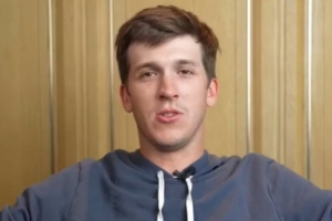 快問(wèn)快答二選一 里夫斯：喜歡長(zhǎng)城多過(guò)兵馬俑 想看彪哥穿中國(guó)古裝