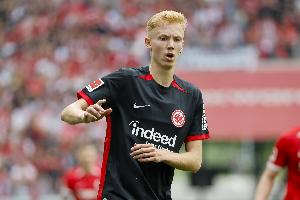 羅馬諾：法鷹中場(chǎng)拉爾森拒絕沙特巨額合同，希望繼續(xù)留在歐洲踢球