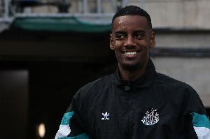 來(lái)精神了！記者：伊薩克周一去利物浦體檢，今天還理了個(gè)發(fā)