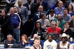 真貼臉開(kāi)大！一球迷和哈里森問(wèn)好握手 對(duì)其大喊：我們TMD仍然恨你