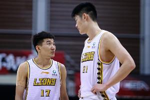 總經(jīng)理：有俱樂部找我要過胡金秋、孫銘徽 他們想在廣廈打到退役