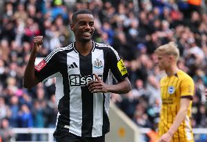 記者：伊薩克轉(zhuǎn)會(huì)費(fèi)加上團(tuán)結(jié)費(fèi)為1.3億鎊，但利物浦只用付1.25億