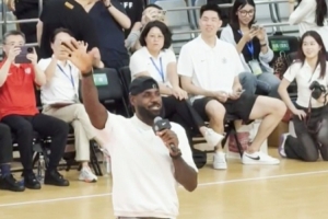 也來追星？詹密？朱俊龍現(xiàn)身上海交大 觀看詹姆斯中國(guó)行活動(dòng)