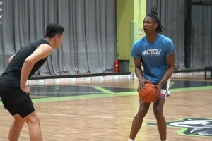 技術(shù)流對決！李觀洋和前廣州外援威爾-道格拉斯打1V1