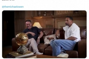 終生榮耀！歐文接受采訪時向費迪南德展示金球獎