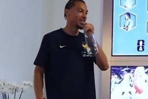 法國(guó)隊(duì)曬視頻：新人?；倏?阿克利烏舍唱歌，巴爾科拉過生日