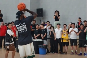 老詹的小腿比趙睿的細(xì)詹姆斯小試牛刀連續(xù)試投多次命中