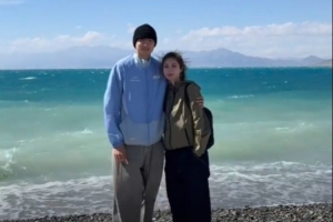 齊麟曬與妻子在賽里木湖游玩的照片：沒白活