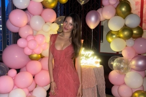 魔鬼身材！谷愛凌曬照慶祝22歲生日，粉裙出鏡展示完美身材