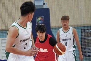 中國女籃昨日與云南財大男籃進行教學(xué)賽 最終以95比86取勝