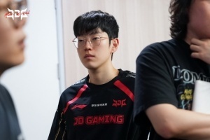 中單三把夢游怎么玩？JDG慘遭讓二追三 吧友們覺得誰的問題最大？