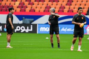 直播吧：40歲原國(guó)足助教陳濤現(xiàn)身深圳，無(wú)限接近加盟新鵬城教練組