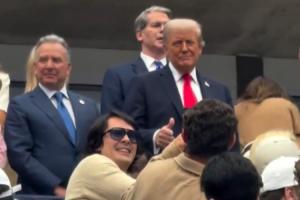 看美網(wǎng)~特朗普給庫茲馬豎大拇指 后者：