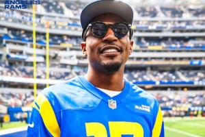 快船新援比爾亮相NFL賽場 現(xiàn)身觀戰(zhàn)洛杉磯公羊比賽！