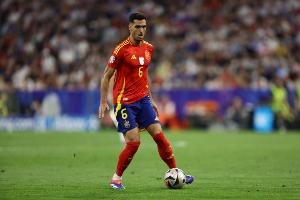 中場(chǎng)球員為西班牙成年隊(duì)戴帽，過(guò)去15年僅伊斯科和梅里諾做到