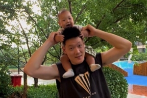 超級(jí)奶爸！張寧曬親子視頻：記錄第一次陪女兒小肚看雨