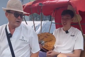 到后海游玩！周琦坐三輪車&學(xué)習(xí)歇后語：蓋了帽兒了 嘿