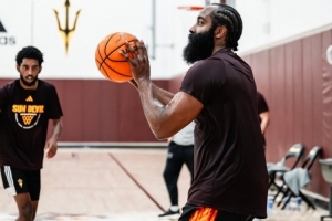 登哥瘦了？亞利桑那州大男籃官媒曬哈登回母校訓(xùn)練的照片