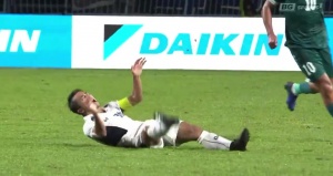 全武行！泰王杯決賽現(xiàn)大規(guī)模沖突，“泰國梅西”被惡意犯規(guī)踢翻