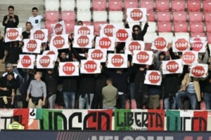 意大利球迷抗議以色列：播放國歌時轉(zhuǎn)身背對+舉起呼吁停戰(zhàn)的標(biāo)語