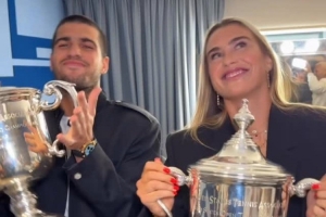 薩巴倫卡與阿爾卡拉斯同框捧杯慶祝美網(wǎng)奪冠，兩人生日為同一天