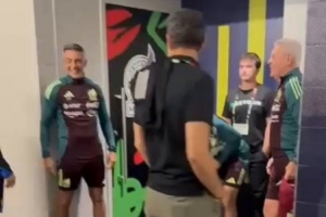 師徒重逢！墨西哥主帥阿吉雷賽后與李剛?cè)室娒娌㈤_玩笑