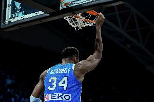 沖擊力十足！字母哥半場9中6貢獻(xiàn)15分2板2斷 罰球5中3