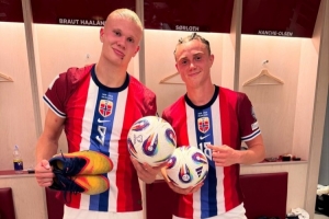 分別打進5球和4球！哈蘭德和阿爾茨加爾德均獲得比賽用球