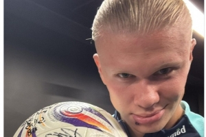 打進5球！哈蘭德社媒曬比賽用球，露出邪魅笑容