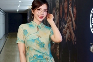 LPL官方分享解說主持照：正在批量發(fā)送活力光波~