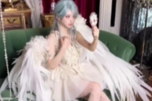 LPL新主持王詩蒙分享視頻：餓貨來一條嗎？