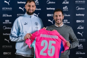 門將強(qiáng)援！曼城社媒曬多納魯馬亮相照片：他來了